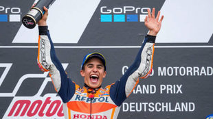 Mrquez celebra su victoria en el podio de Sachsenring.