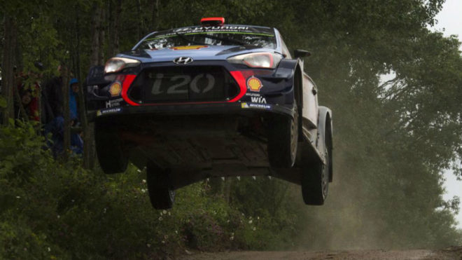 Dani Sordo da un salto con su Hyundai i20 Coupe WRC.