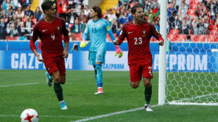 Adrien Silva celebra su gol, el segundo de Portugal, ante el desazn...