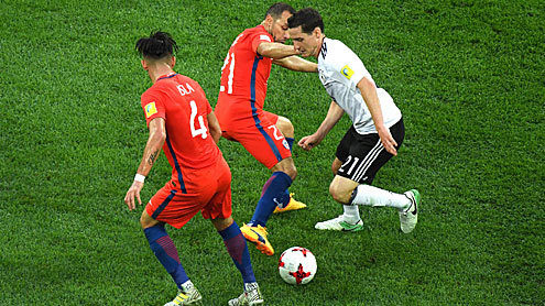 Rudy maniobra ante Marcelo Díaz y Mauricio Isla.