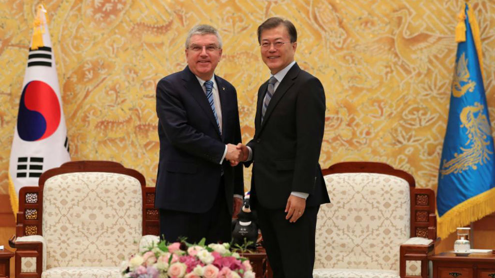 El presidente del COI, Thomas Bach, junto al presidente de Corea del...