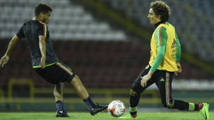 Dos Santos y Ochoa en entrenamiento