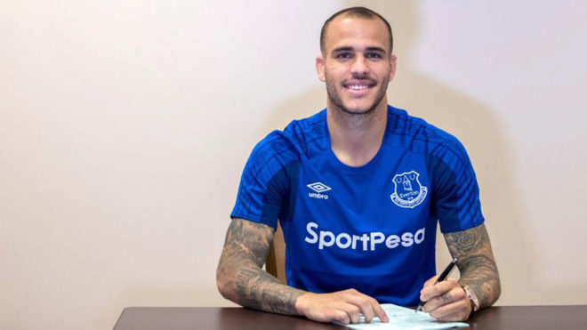 Sandro firma por el Everton.