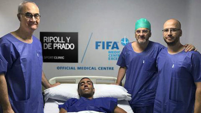 Bruno, tras la operacin, con los doctores Ripoll y De Prado.