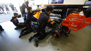 Los ingenieros de McLaren-Honda, trabajando en el coche de Alonso en...
