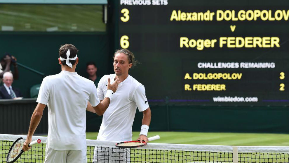 Federer saluda a Dolgopolov en la red