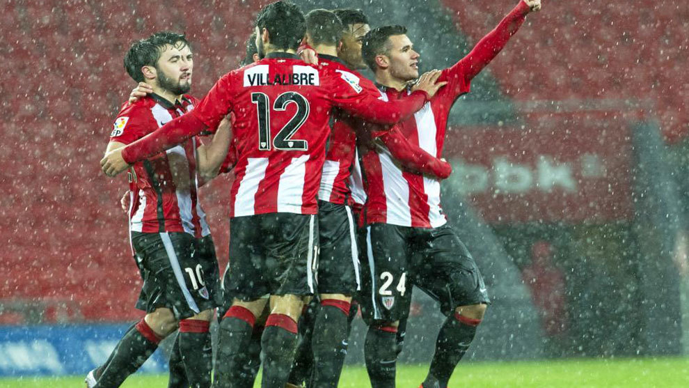 Los jugadores del Bilbao Athletic celebran un gol de Aketxe.
