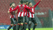 Los jugadores del Bilbao Athletic celebran un gol de Aketxe.
