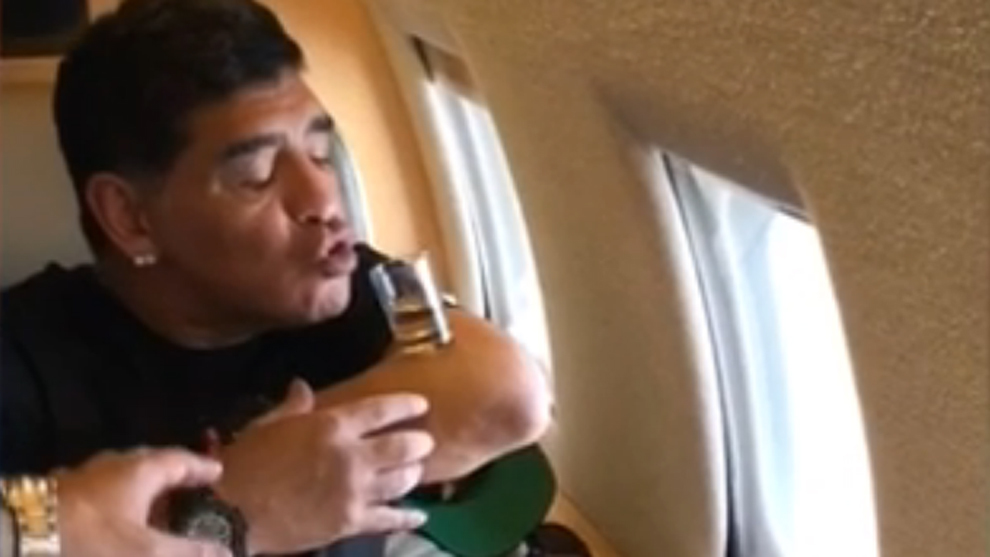 El equilibrista trago de Maradona en un avión privado