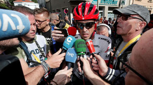 Alberto Contador atendiendo a los medios.