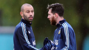 Mascherano (33), conversa con Messi durante un entrenamiento de la...