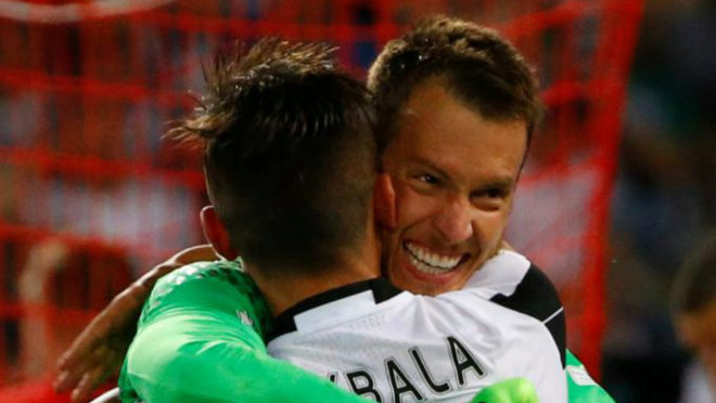 Neto se abraza con Dybala durante un partido con la Juventus.