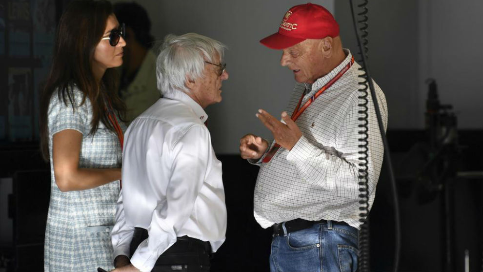 Niki Lauda charla con Bernie Ecclestone y Fabiana Ecclestone en el...