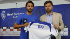 Oliver Buff posa con su nueva camiseta junto a Lalo Arantegui.