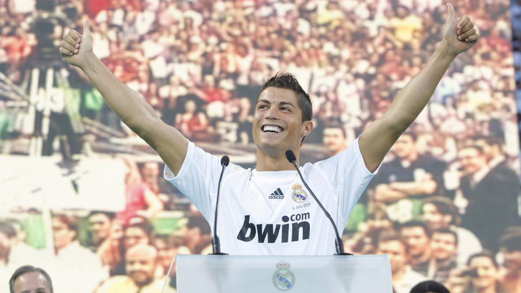 1. Cristiano Ronaldo (Real Madrid). 90,000 fans. 2009.