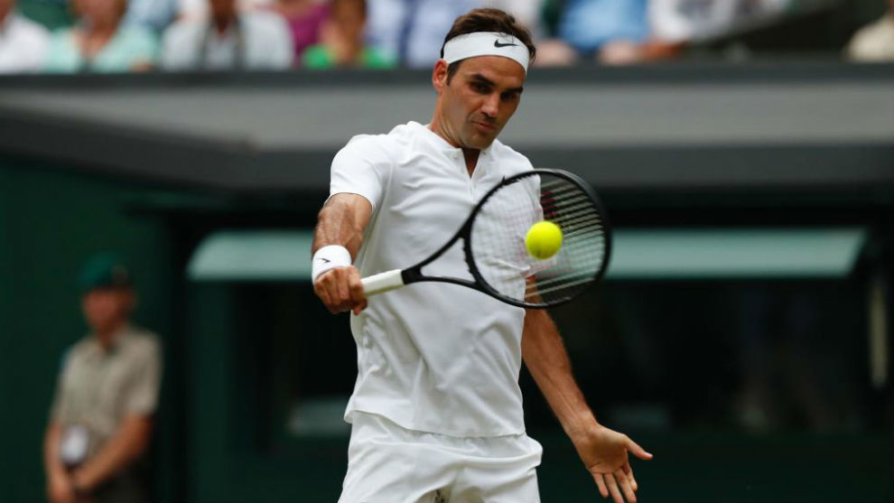 Rger Federer golpea con fortaleza la pelota.