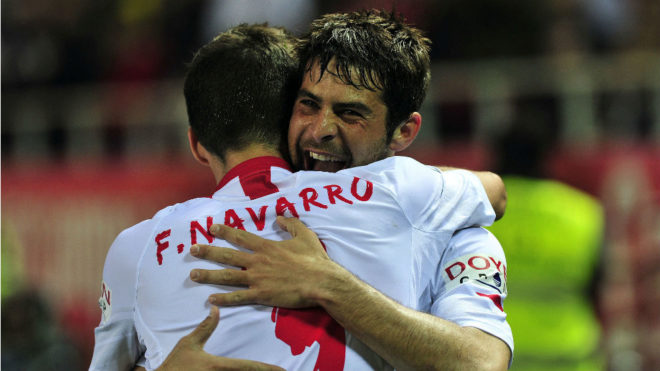 Coke y Fernando Navarro, con la camiseta del Sevilla.