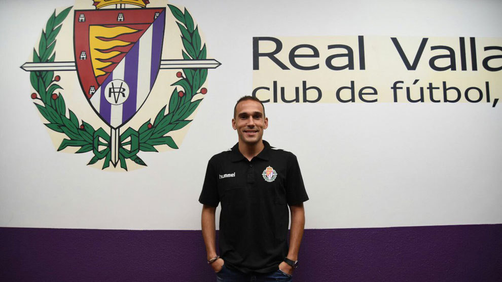Nacho (28) posa tras ser presentado como nuevo jugador del Valladolid
