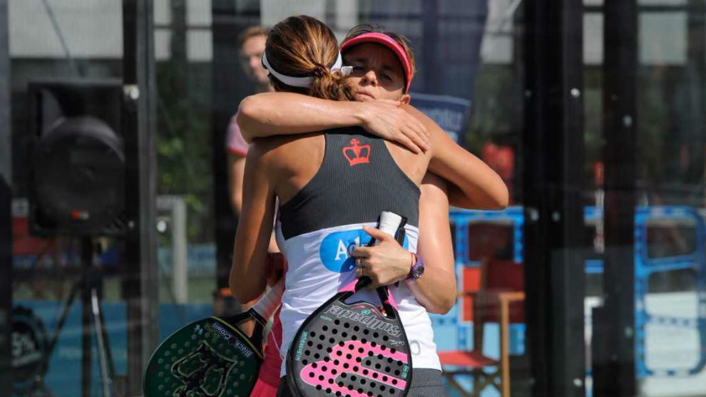 Cata Tenorio y Marta Marrero se abrazan tras ganar su partido.