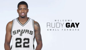 Rudy Gay posa como nuevo jugador de los Spurs