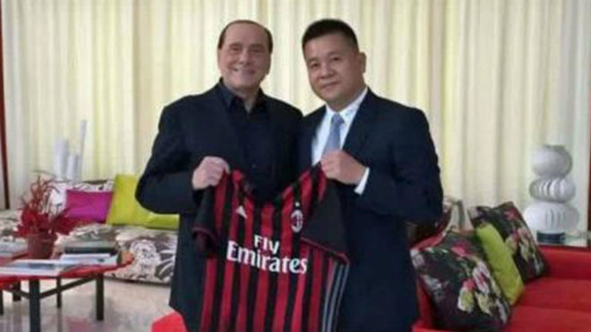 Silvio Berlusconi (80) con YongHong Li (47), cerrando la venta del...