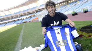 Esteban Granero (30) sostiene la camiseta de la Real Sociedad en...