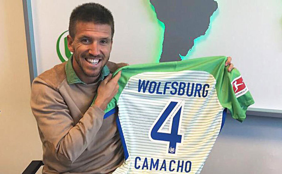 Camacho posa con la camiseta del Wolfsburgo.