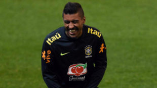 Paulinho se parte de risa en un entrenamiento con la seleccin...