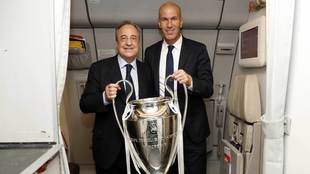 Florentino Y Zidane, con la Copa de Europa en el vuelo de regreso de...