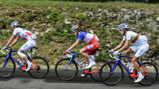 Arnaud Demare descolgado del pelotn en la novena etapa del Tour.