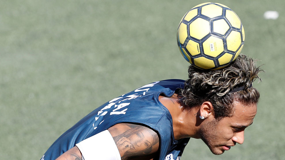 Neymar hace malabarismos con un baln durante el torneo a cinco.