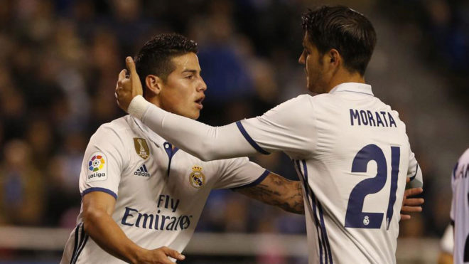 James y Morata se abrazan tras un gol.