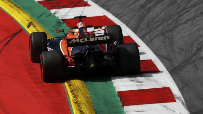 Alonso pilota su McLaren en el Red Bull Ring de Spielberg.