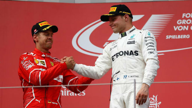 Vettel da la enhorabuena a Bottas por su victoria.