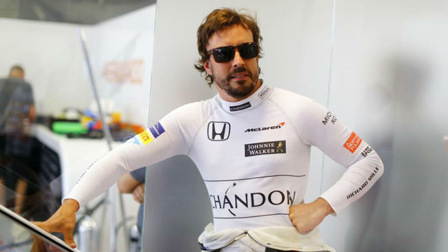 Alonso, en el box de McLaren en Austria.