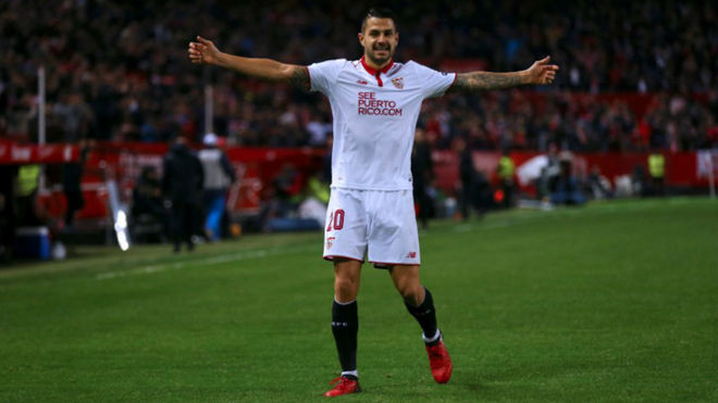Vitolo celebra un gol con el Sevilla.
