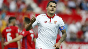 Vitolo celebra un gol con el Sevilla.