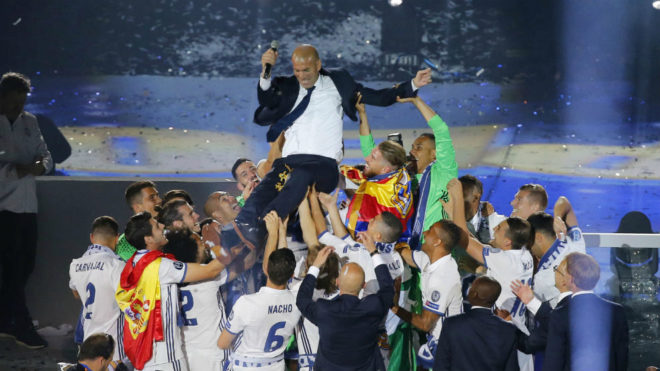 Zidane, manteado por sus jugadores en la celebracin de la...