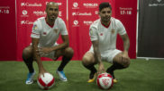 Pizarro y Banega posan como jugadores del Sevilla.