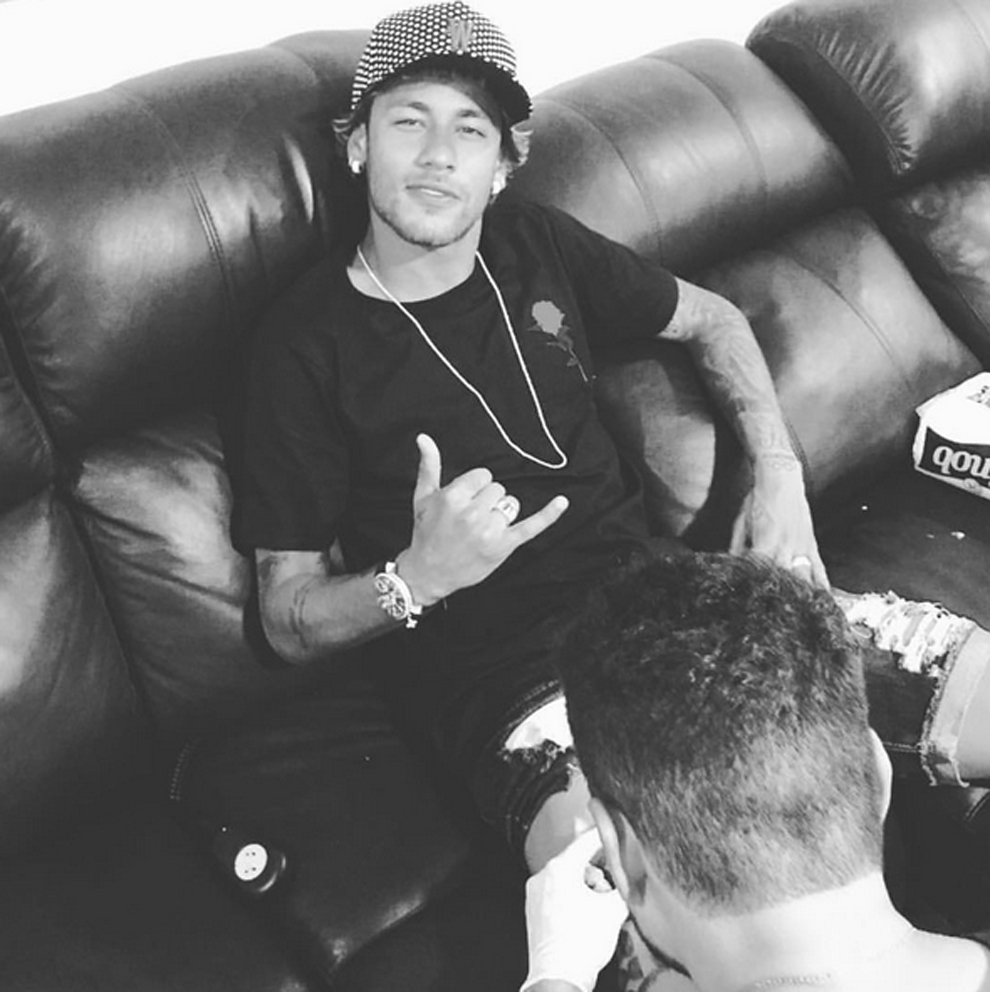 Neymar ha vuelto a confiar su ltimo tatuaje al famoso tatuador Adao...