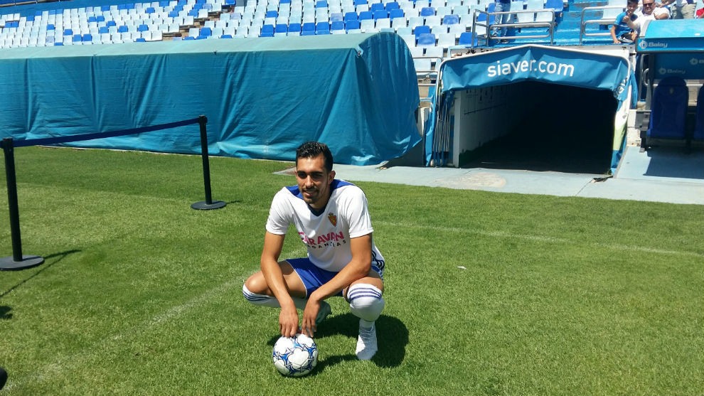 Borja Iglesias posa con su nueva camiseta en La Romareda.
