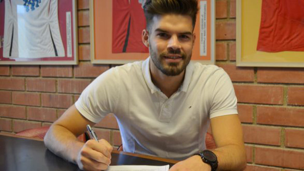 Carlos Blanco firmando su nuevo contrato.