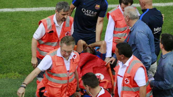 Momento en el que Mascherano se retira lesionado de la final de Copa.