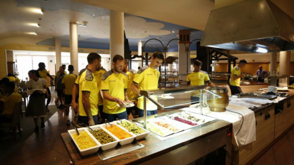 Jugadores de la UD Las Palmas en el comedor del hotel de...