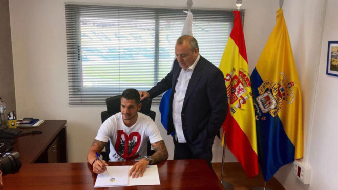 Vitolo estampa su firma en presencia de Miguel ngel Ramrez.