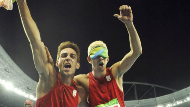 Marcos Blanquio y Gerard Descarrega celebran el oro en 400 metros en...