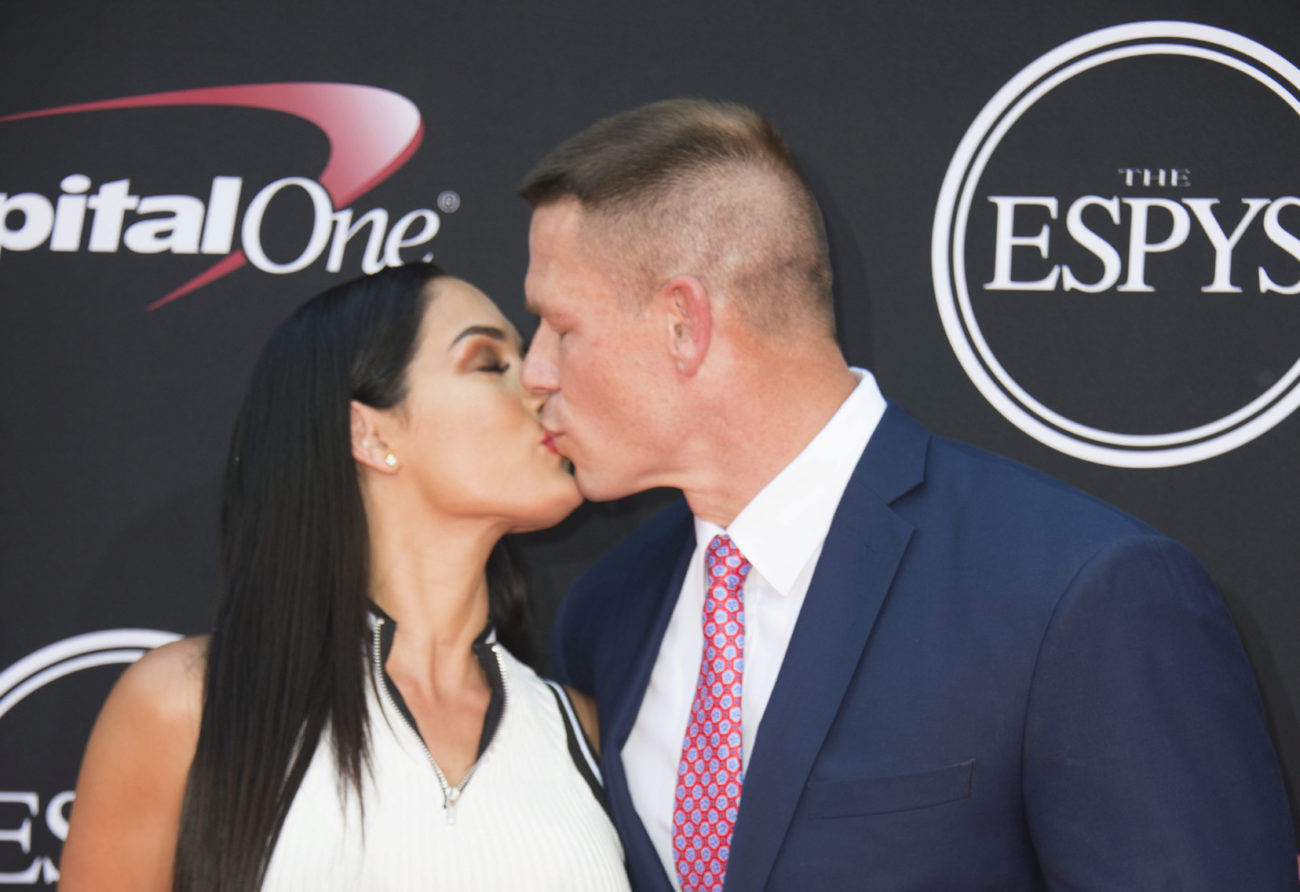 Los luchadores Nikki Bella y John Cena besndose en los Premiso ESPYS