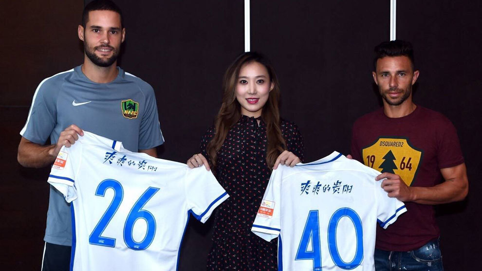 La presidenta del club Wen Xiaoting posa con Mario Surez y Rubn...