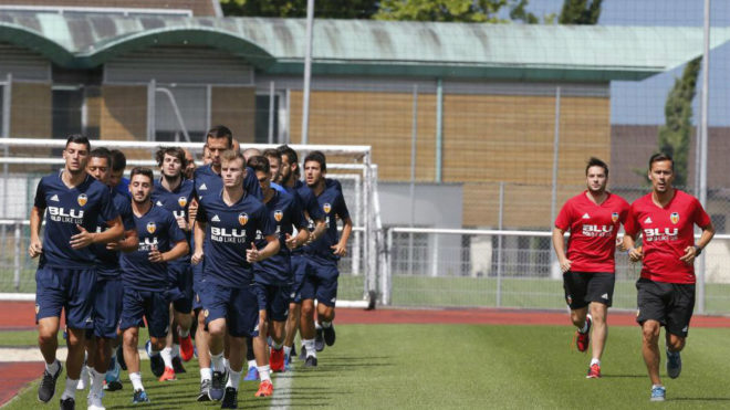 La plantilla del Valencia durante un entrenamiento en Evian.