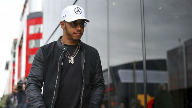 Hamilton, a su llegada a Silverstone.